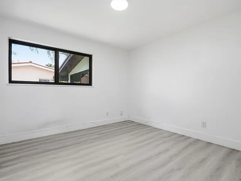 21341 NE 25th Ct — Photo 10