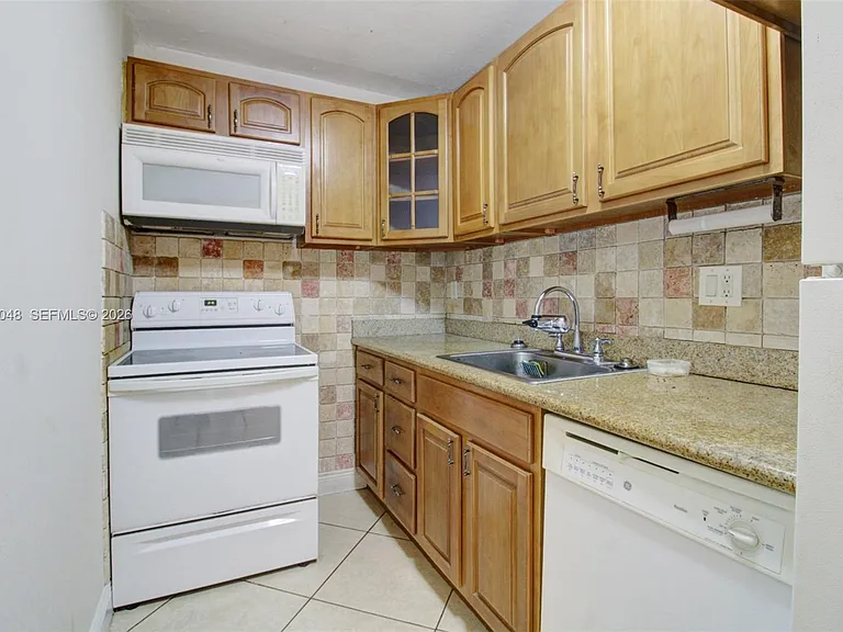 4717 NW 7th St #604-10 — Photo 12