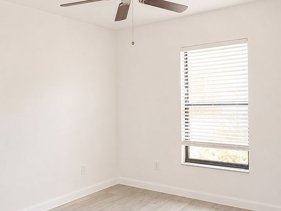 4th image of 517 NE 24th Pl