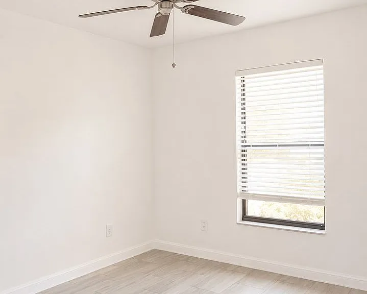 517 NE 24th Pl — Photo 4