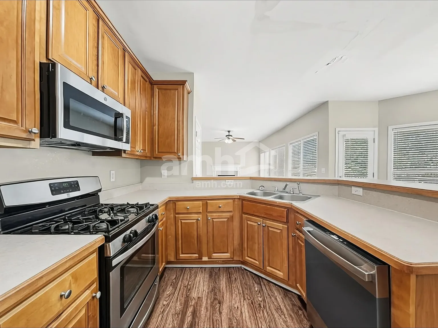4 bed, 2.5 bath, 3353 sqft, $3,035 — Photo 4