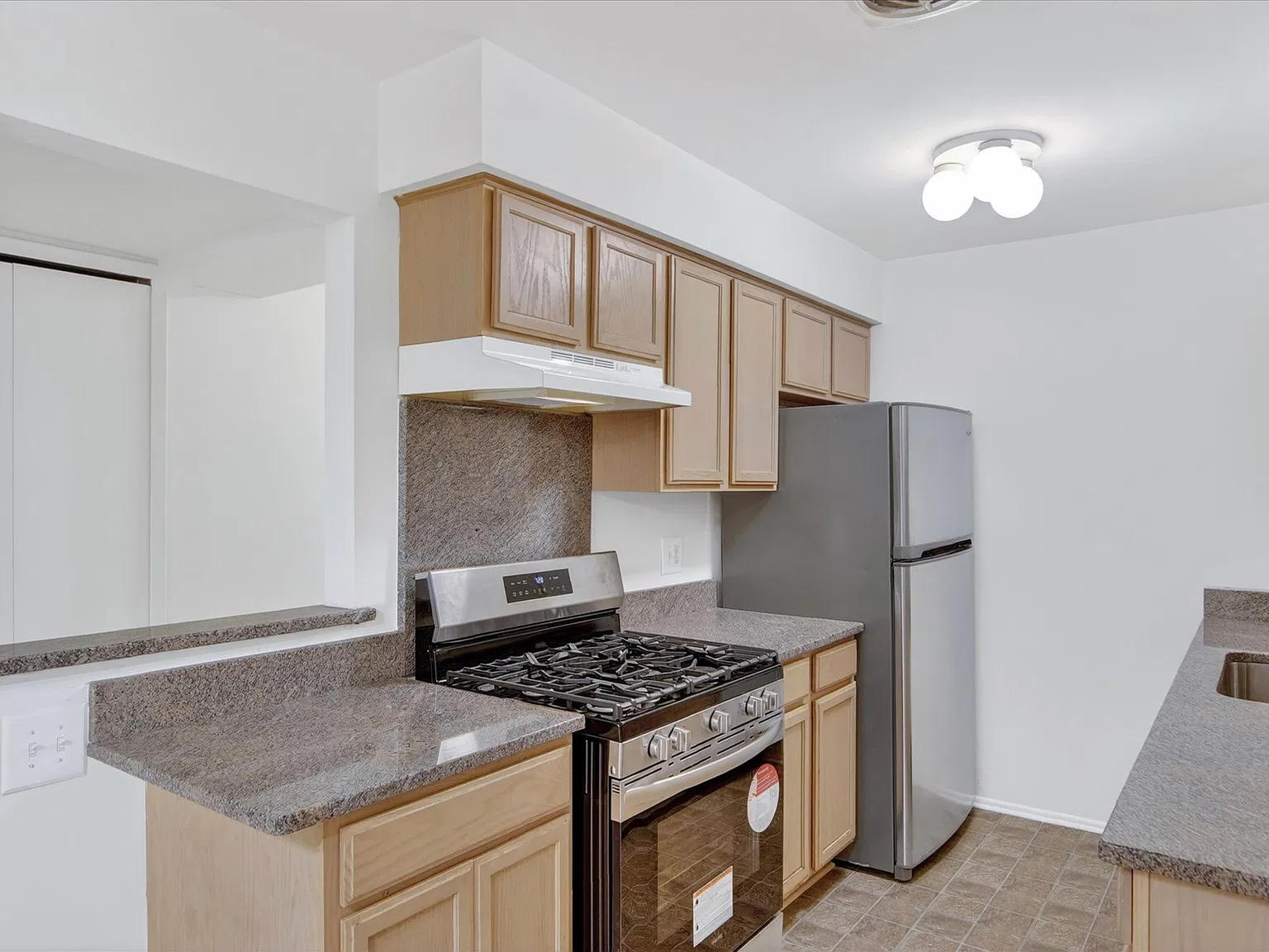 2037 E Franklin Dr — Photo 1