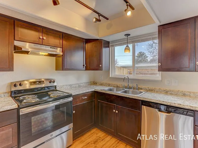 2565 Iris St — Photo 4