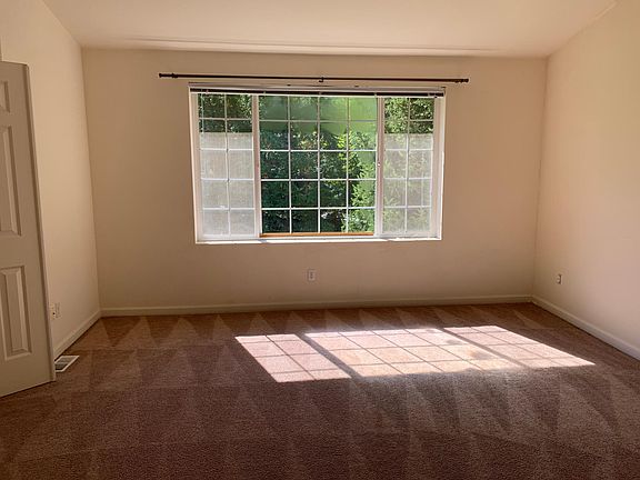 5th image of 4627 168th Ct NE