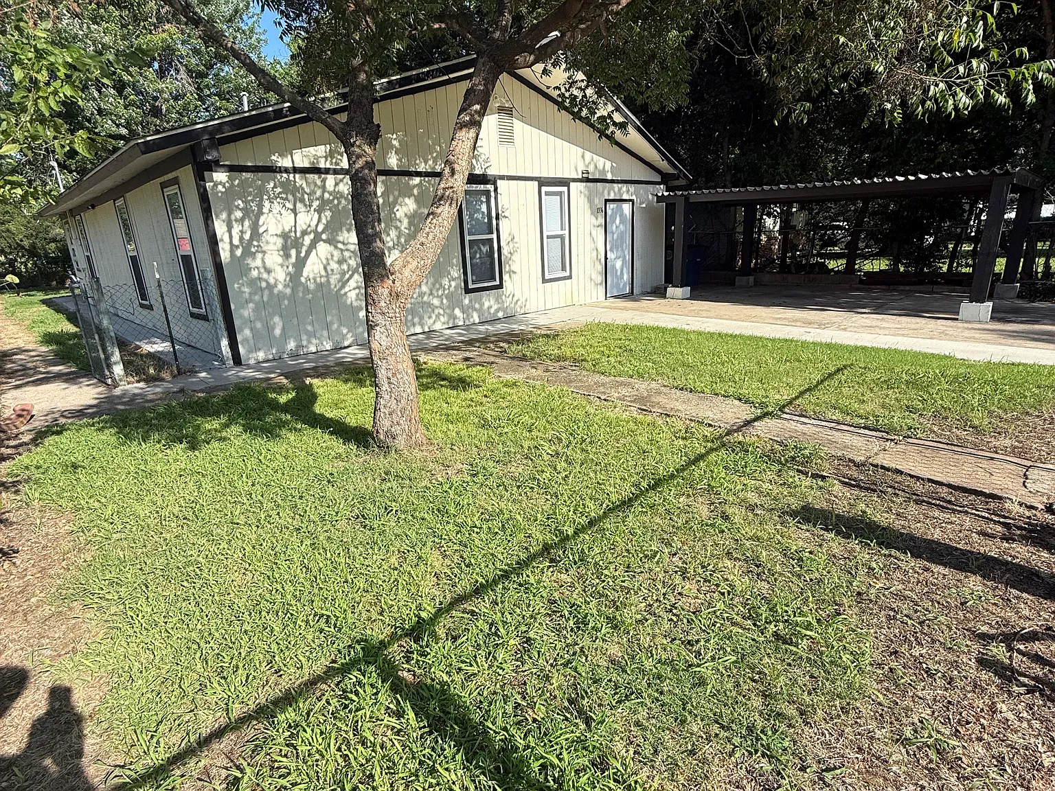 4 bed, 1.5 bath, 1320 sqft, $1,600 — Photo 1