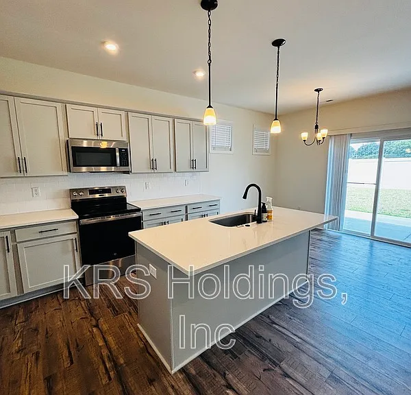 2220 Patrick Dr — Photo 5