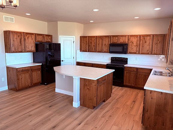 Large Eat-In Kitchen