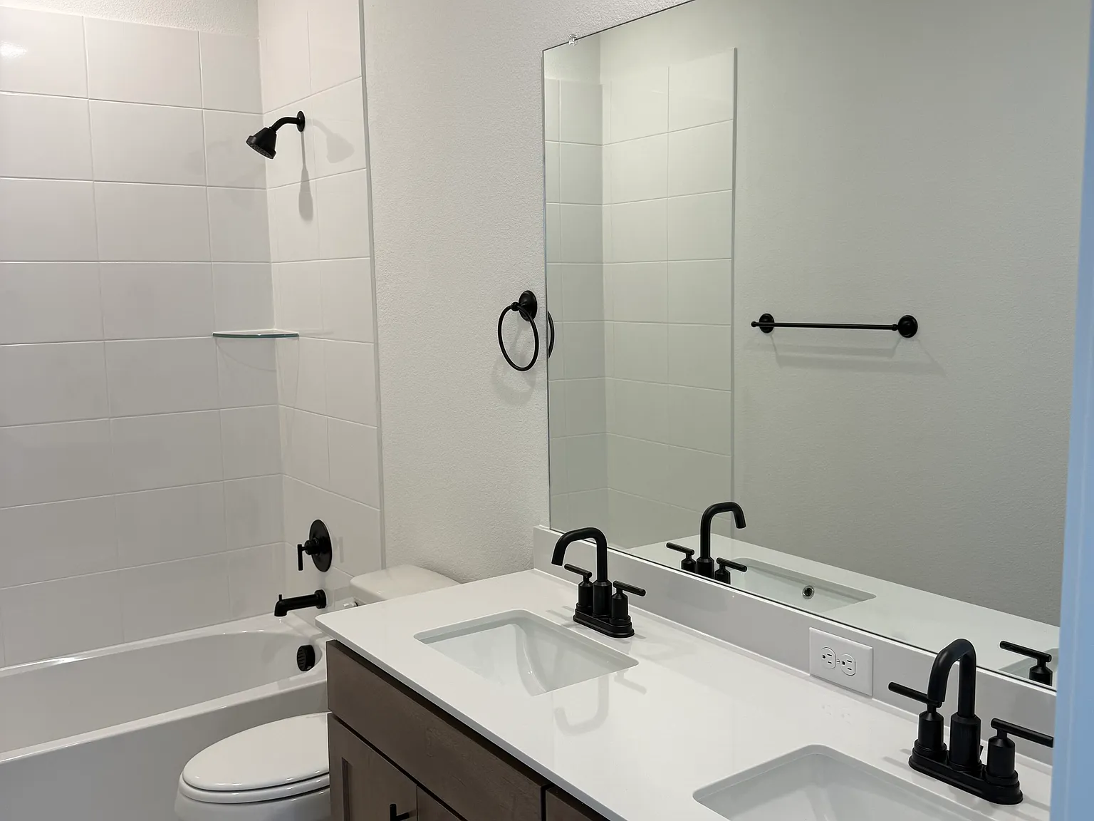 5 bed, 2500 sqft, $4,200 — Photo 4