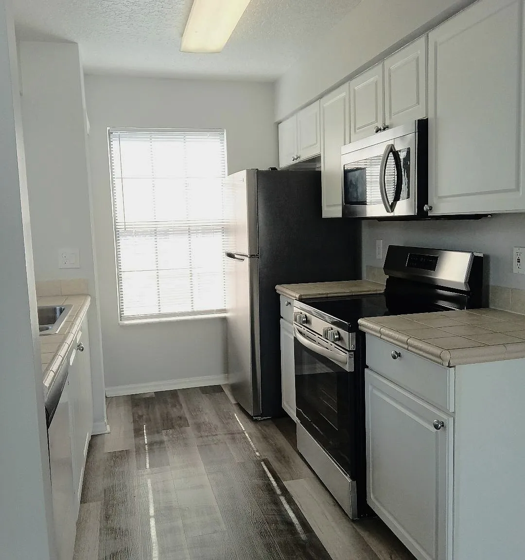 2 bed, 1025 sqft, $1,600 — Photo 4