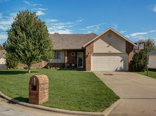 3740 N Oak Point Ave, Springfield, MO 65803