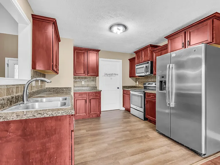 563 Falkland Cir — Photo 14