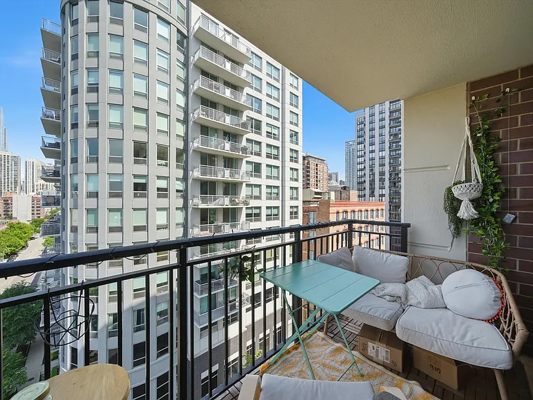 451 W Huron St #907 — Photo 5