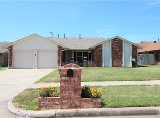 3613 Country Clb, Moore, OK 73160