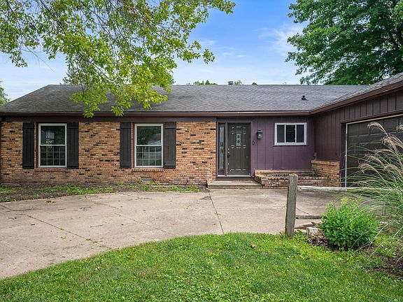 2nd image of 1808 Oakwood Dr