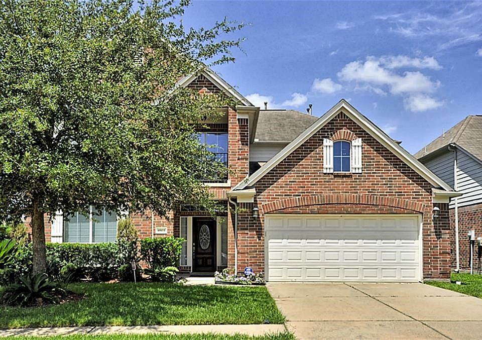 FANTASTIC CORNER LOT WITH A 4232 SF HOME IN MOVE IN CONDITION!