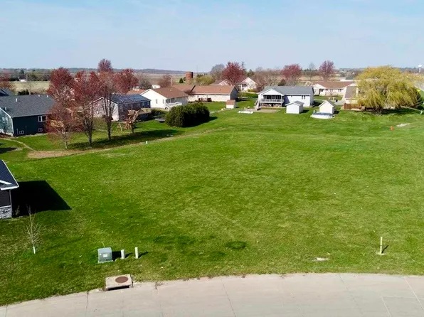 105 Fairlawn Ct, Marengo, IA 52301