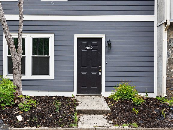 2nd image of 2082 Lenoa Ln