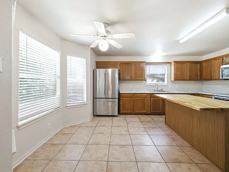 832 Dimrock — Photo 14