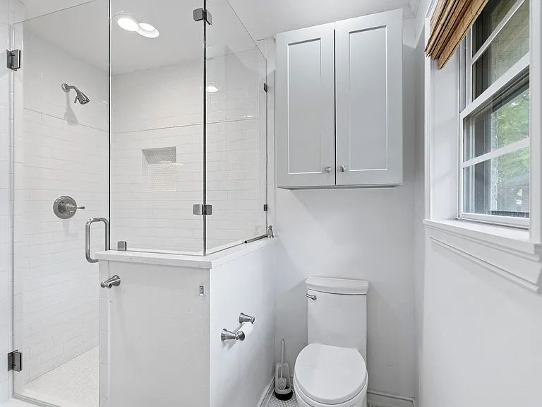 9203 Livenshire Dr — Photo 18