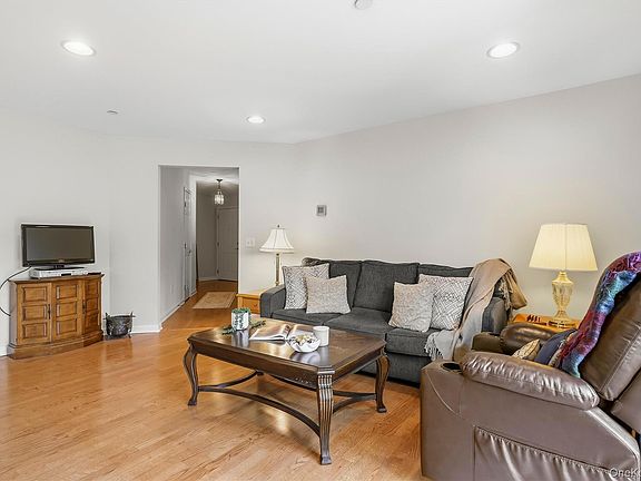 4th image of 100 Woodcrest Lane #124