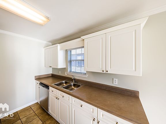 4th image of 4010 Cambridge Dr