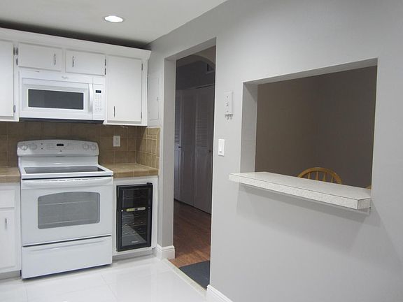 5th image of 1465 NE 123rd St APT 203