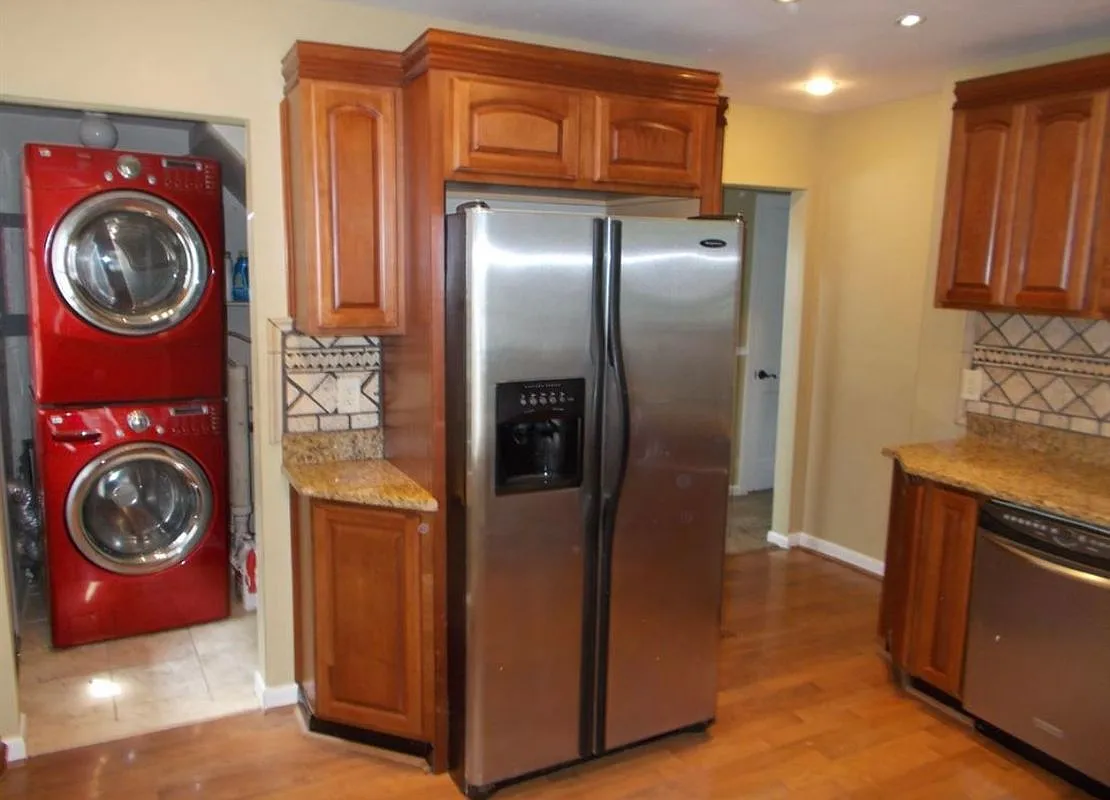 3 bed, 1.0 bath, 936 sqft, $1,900 — Photo 4