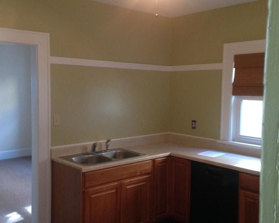 1st image of 427 W 31st St