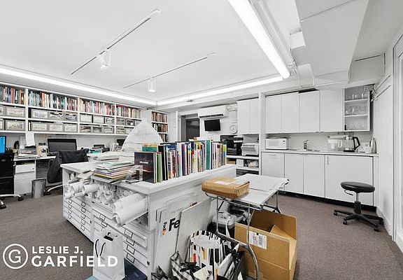 4th image of 227 E 58th St #2
