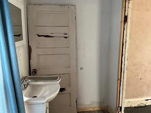 4th image of 315 Harker St