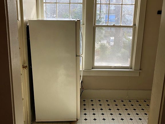 2nd image of 1017 W 2nd St APT 10
