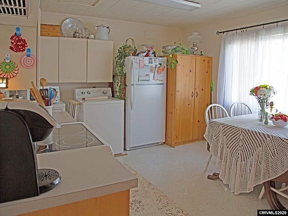 5th image of 157 NE Alder St