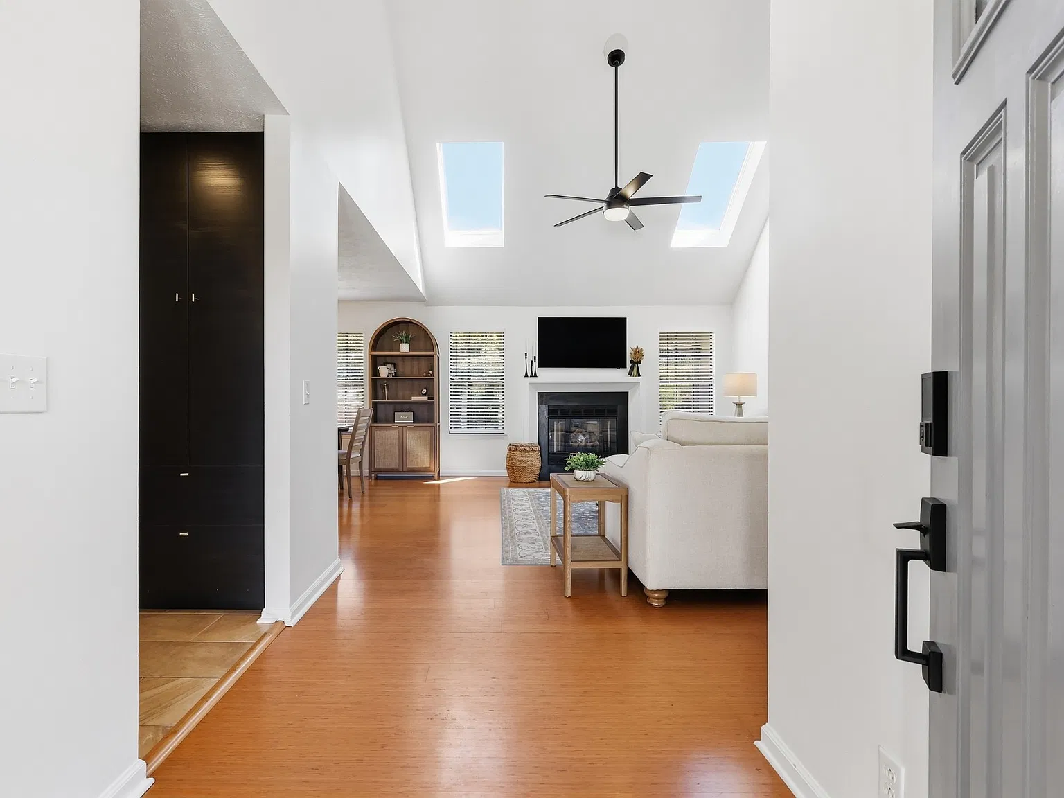 3 bed, 2.0 bath, 1574 sqft, $2,600 — Photo 4