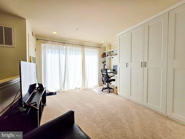 729 N Alfred St — Photo 20
