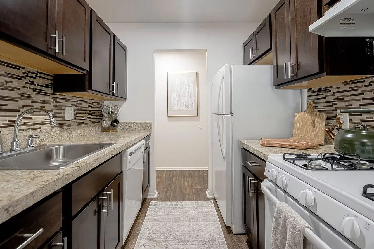 Meadowbrook Village Apartments — Photo 3
