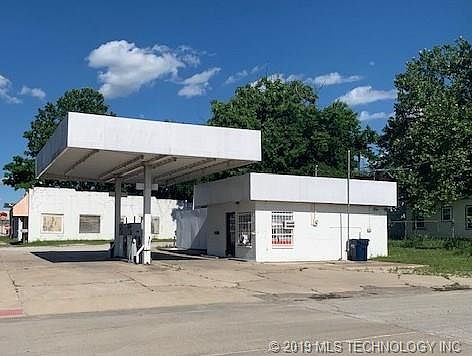 2nd image of 631 W Main St
