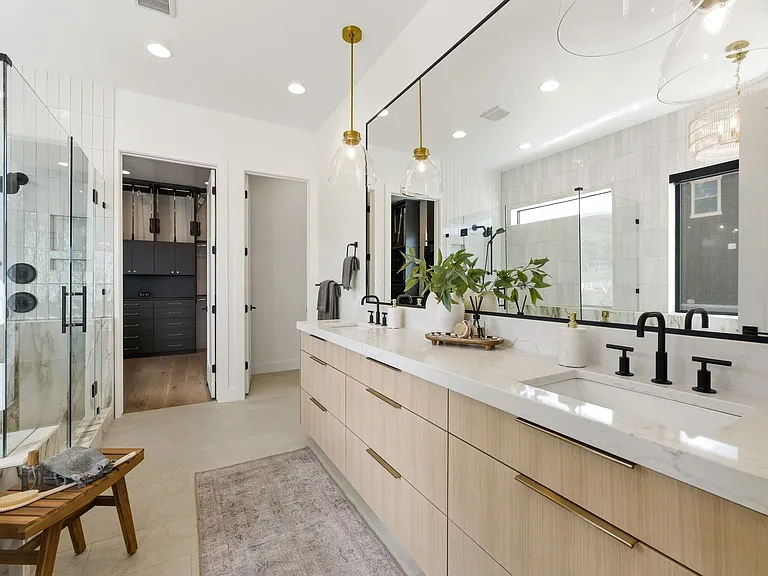 Spa like bathroom. Radiant heated floors. Large bath tub.