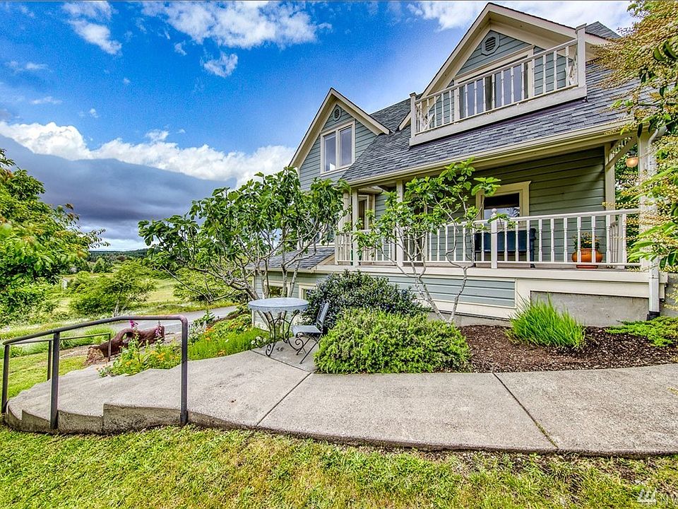 Walk way down to the lower level studio.  Covered porch is access for 1 bedroom apartment and studio.