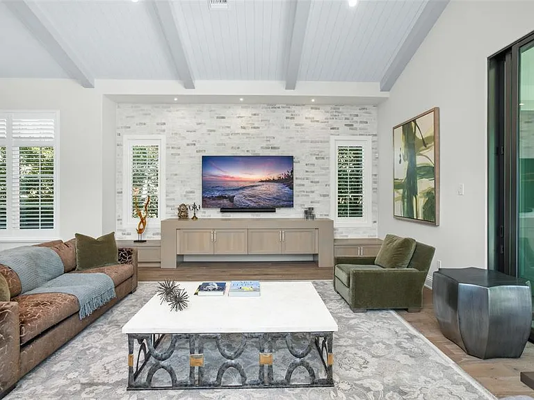 10331 Los Feliz Dr — Photo 29