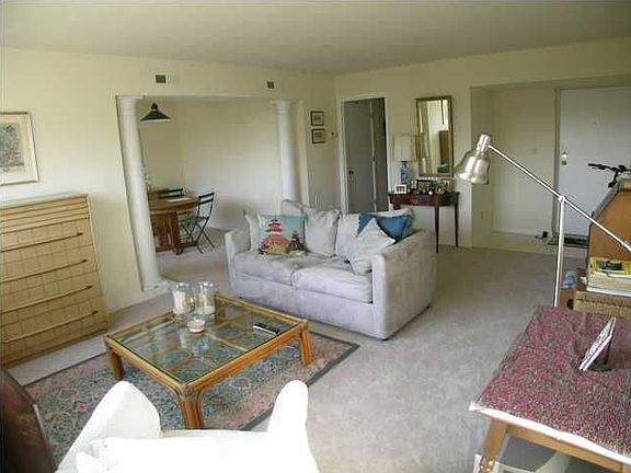 Living area to eating area