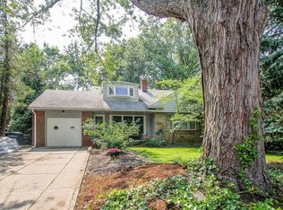 2584 Edgewood Rd, Beachwood, OH 44122
