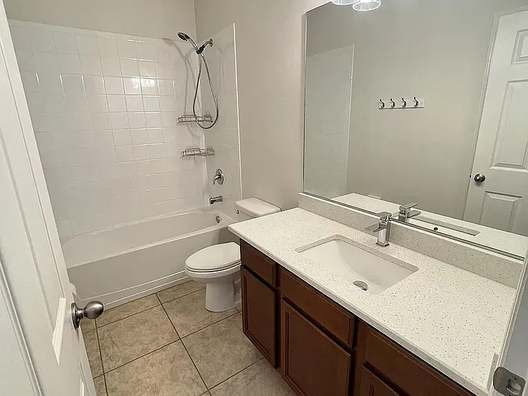 511 NE 19th Pl — Photo 13