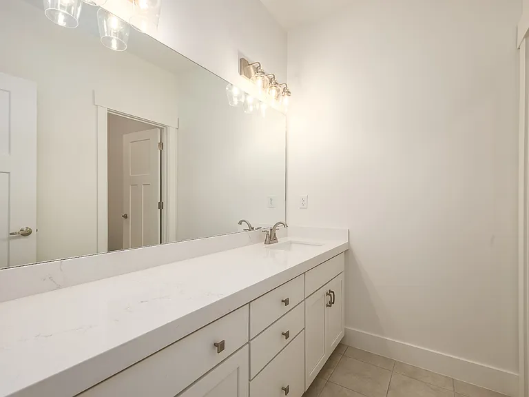 1017 E Tucker Ln — Photo 15