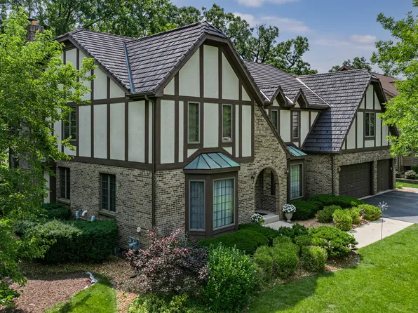 8755 Carlisle Ct, Darien, IL 60561