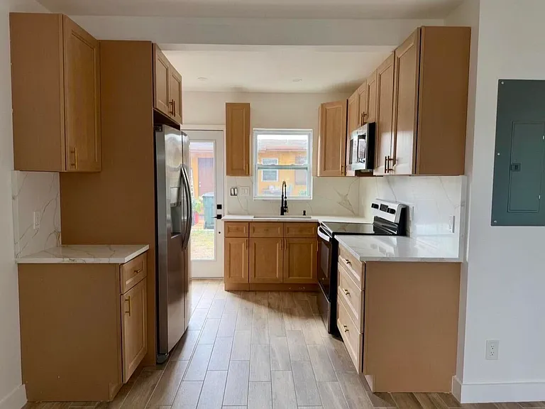 24 SW 10th Ave — Photo 8