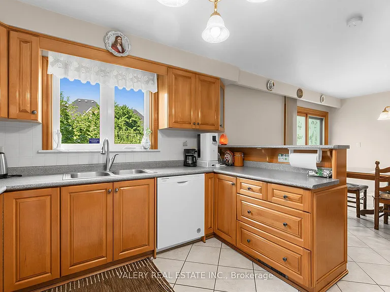 370 Maple Leaf Dr — Photo 12