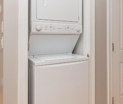 3rd image of 435 W Oakdale Ave #3W