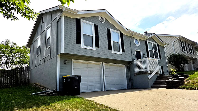 3405 NW 84th Ter — Photo 2