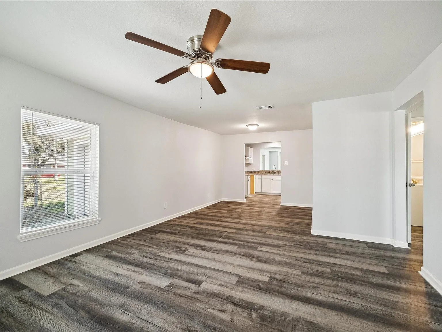 3 bed, 2.0 bath, 2154 sqft, $1,995 — Photo 4