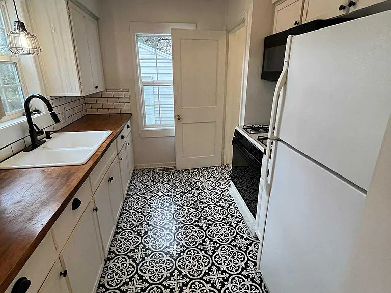 1011 Boston St SE — Photo 4